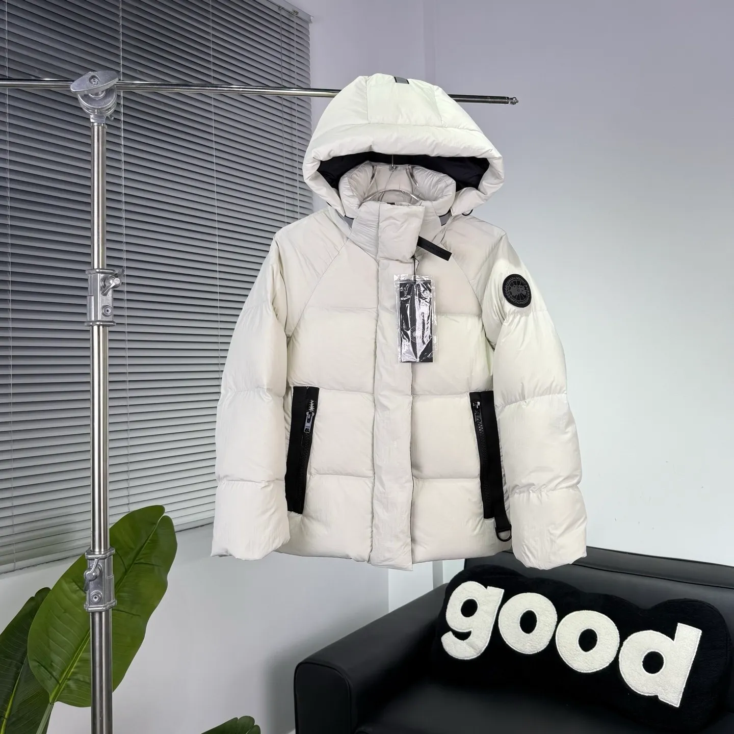 P800 Counter quality Highest quality 𝑪𝒂𝒏𝒂𝒅𝒂 𝑮𝒐𝒐𝒔𝒆Canada Goose Black Label Street Sewing Logo Short Down Jacket/Ouyang Nana Generation Unisex Product Color: Black, White 𝗦𝗶𝘇𝗲: 𝗫𝗦 𝗦 𝗠 𝗟 𝗫𝗟 𝗫𝗫𝗟